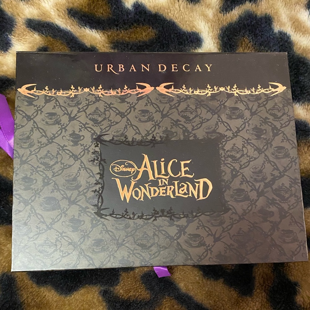 Urban Decay Alice In Wonderland eyeshadow palette